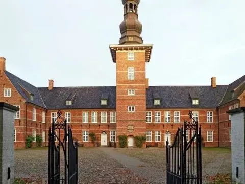 husum castle
