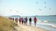 reisegruppe beim strandspaziergang