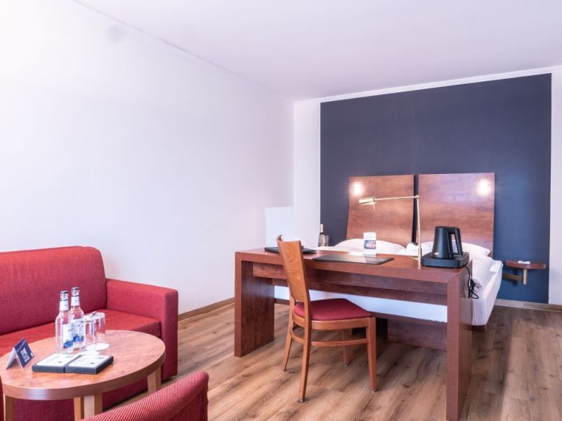 Zimmer mit Schreibtisch