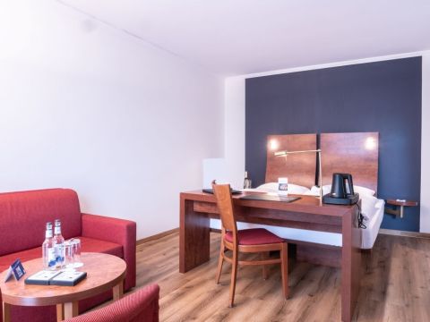 Zimmer mit Schreibtisch