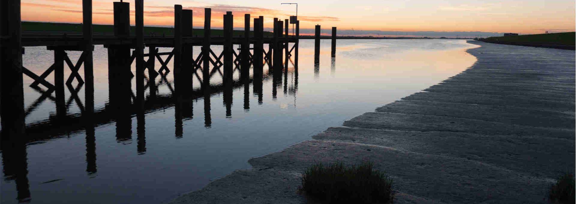 husumer bucht bei sonnenuntergang