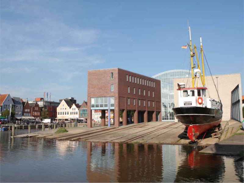 husum hafen mit rathaus