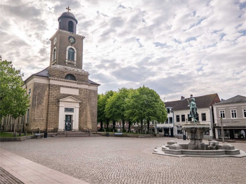 husum marktplatz mit st marienkirche und tine brunnen